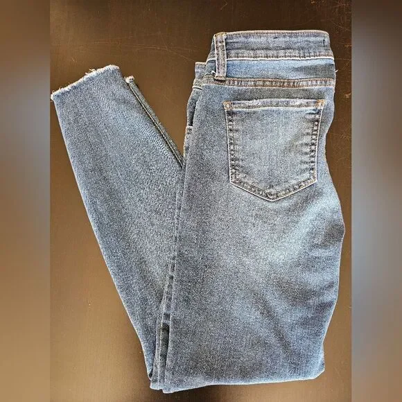 Kut from the Kloth "Connie Ankle Skinny" w/manufacturers distressed marks, size6 - Picture 6 of 10